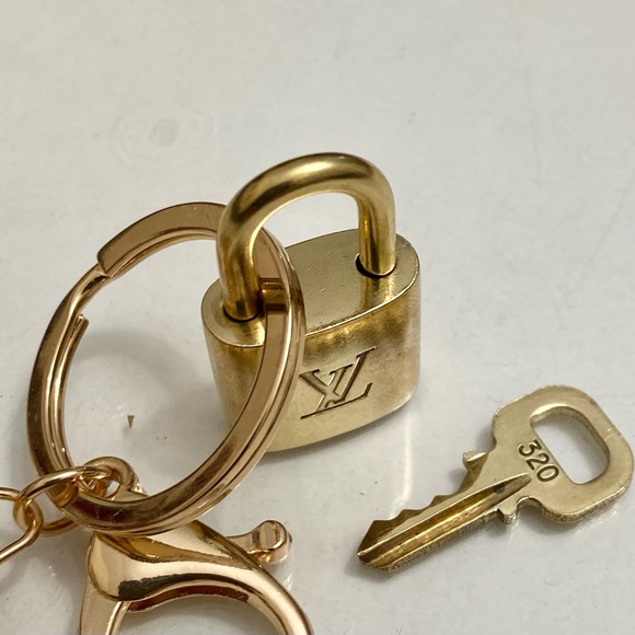 LOUIS VUITTON LOCK AND KEY ON KEYCHAIN #320-2 - Picture 6 of 10